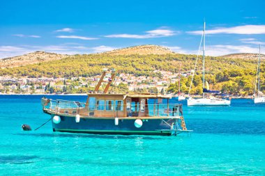 Pzekeni Otoci adalarındaki turkuaz denizindeki turistik tekne, Hırvatistan 'ın Hvar takımadalarında seyahat ediyor