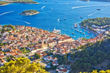 Hvar körfezi ve yat limanı panoramik manzarası, Hırvatistan Dalmaçya takımadası
