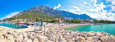Baska Voda plajı ve liman manzarası, Hırvatistan 'ın Dalmaçya kentinde Makarska Riviera