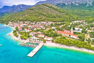 Zaostrog. Makarska Riviera 'daki Zaostrog kasabasının havadan görünüşü. Hırvatistan 'ın Dalmaçya bölgesi