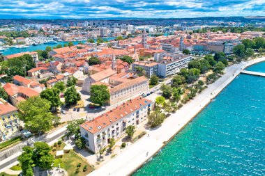 Zadar kenti, Hırvatistan 'ın Dalmaçya bölgesindeki hava panoramik manzarası ve turizm beldesini simgeliyor