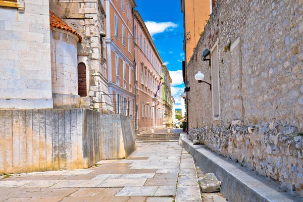 克罗地亚达尔马提亚地区Zadar镇五颜六色的古老石街 — 图库照片