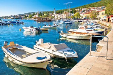 Hırvatistan 'da turizm kenti Selce liman ve liman manzarası, Crikvenica Riviera