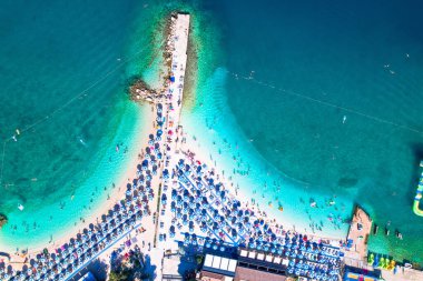 Selce 'deki Poli Mora turkuaz kum plajının hava manzarası, Hırvatistan' daki Crikvenica Rivierası