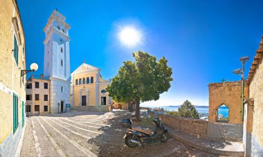 Novi Vinodolski kasabası kilisesi ve eski taş kare panoramik manzara, Hırvatistan 'ın Adriyatik kıyıları
