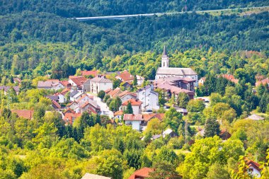 Dağ kenti Vrbovsko yeşil manzara, Hırvatistan 'ın Gorski Kotar bölgesi