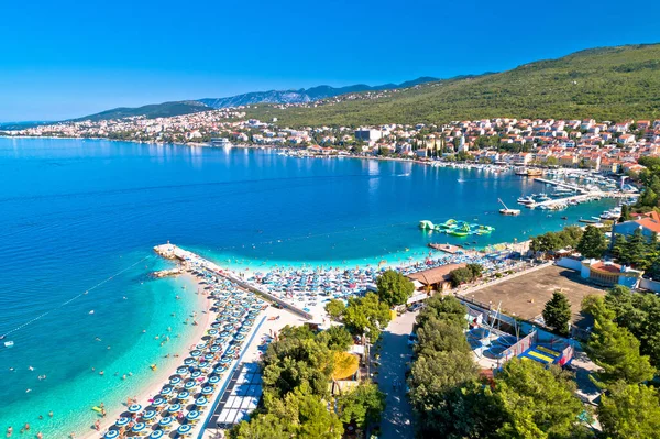 Turizm kenti Selce ve Poli Mora turkuaz plaj havacılık manzarası, Hırvatistan 'da Crikvenica Riviera
