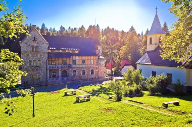 Dağ köyü Stara Susica Kilisesi ve tarihi mimari manzarası, Hırvatistan 'ın Gorski Kotar bölgesi