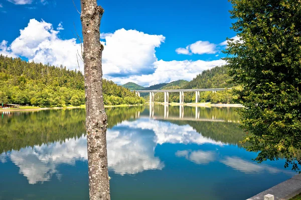 Idílico Lago Montaña Bajer Carretera Vista Viaducto Región Gorski Kotar — Foto de Stock
