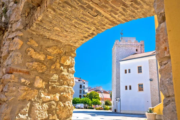 克罗地亚亚得里亚海Novi Vinodolski城塔楼和古老的石方景观 — 图库照片