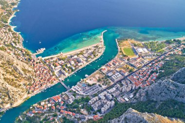 Hırvatistan 'ın Dalmaçya bölgesindeki Omis nehri ağzı ve kasabası