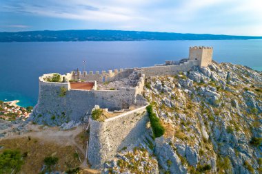 Hırvatistan 'ın Dalmaçya bölgesindeki Omis hava sahasının üzerindeki Starigrad Fortica kalesi