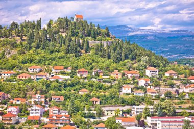 Hırvatistan 'ın güneyindeki Dalmaçya' nın Sinj kasabası iç saha görüntüsü