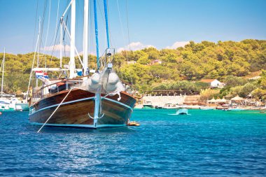 Hvar takımadalarının turkuaz koyunda tahta yelkenli, Hırvatistan 'ın Pzekeni Otoci adalarında Palmizana
