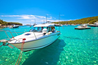 Pzekeni Otoci adalarındaki Palmizana körfezi turkuaz yat durağı manzarası, Hırvatistan Hvar takımadası