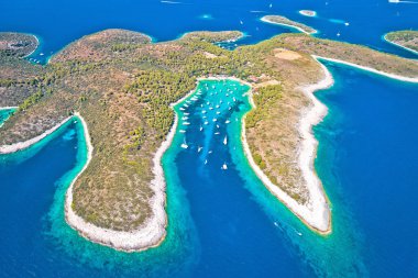 Palmizana 'nın hava panoramik manzarası, Pzekeni Otoci adalarında yelkenli koy ve turkuaz plajı, Croati' de Hvar takımadası.