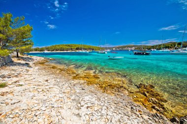 Hırvatistan 'ın Dalmaçya bölgesi Pzekeni Otoci takımadaları, şaşırtıcı turkuaz plajı ve yaz teknesi tatil beldesi