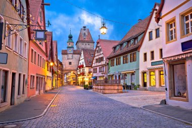 Rothenburg ob der Tauber. Ortaçağ Alman kasabası Rothenburg ob der Tauber 'in Alman sokak mimarisi. Almanya 'nın Bavyera bölgesi