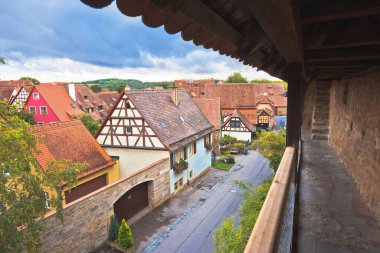 Almanya 'nın Bavyera bölgesinin romantik yolu Rothenburg ob der Tauber view' deki tarihi duvarlar ve çatılar