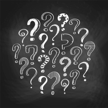 Arka planda elle çizilmiş soru işaretleri