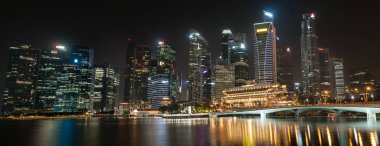 Singapur 2018-06-08 manzarası Singapur gece 2018-06-08 tarihinde alınan görünümü