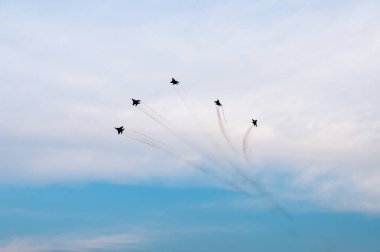 Singapur - 2018-08-04: Singapur Hava Kuvvetleri fighter jetleri fly pass Marina Bay üzerinde. Singapur Ulusal Günü Yürüyüşü (Ndp) provalar 2 Önizleme.