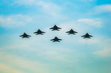 Marina Barrage, Singapur - 11 Ağustos 2018: Rsaf50@Marina baraj. Hatıra Rsaf50 hava uçmak 20 Rsaf uçak, daha ve hava daha fazla oluşan F-15sg, F-16cs ve Ah-64ds görüntüler!