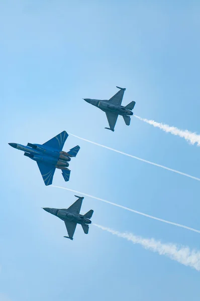 Marina Barrage, Singapur - 11 Ağustos 2018: Rsaf50@Marina baraj. Hatıra Rsaf50 hava uçmak 20 Rsaf uçak, daha ve hava daha fazla oluşan F-15sg, F-16cs ve Ah-64ds görüntüler!