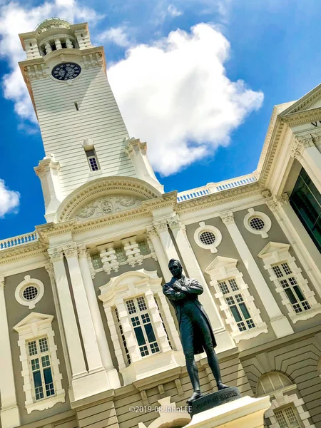 Singapur 2019-08-03 - Victoria Tiyatro ve Konser Salonu Önünde Sir Stamford Raffles Heykeli. 