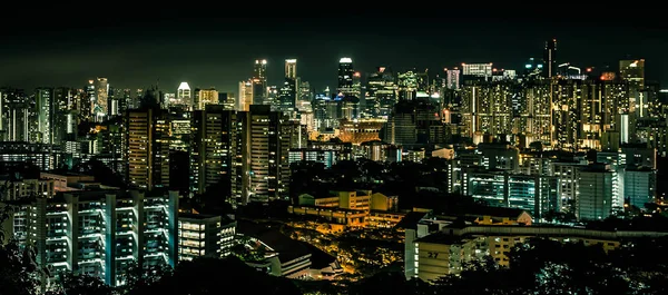 Singapur, 29-Jul-2019: Faber Dağı'nın zirvesinden Singapur gece şehir silueti