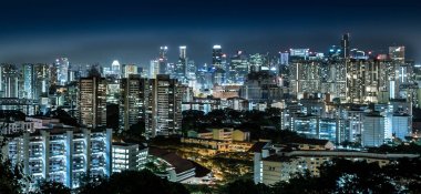 Singapur, 29-Jul-2019: Faber Dağı'nın zirvesinden Singapur gece şehir silueti