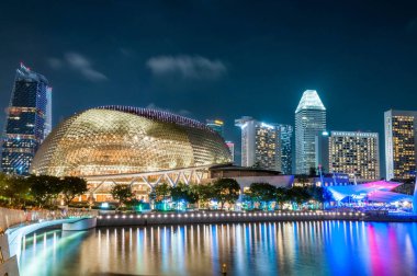 2019-06-15 - Singapur. Işıklar açık! Göz kamaştırıcı Singapur silueti geceleri parlıyor.
