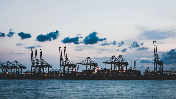 Singapur deniz limanı terminalinin 2019-08-22 gün batımı manzarası.