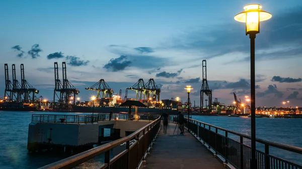 Singapur deniz limanı terminalinin 2019-08-22 gün batımı manzarası.