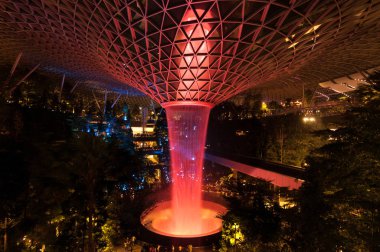 Singapur, 18 Eylül 2019: Jewel Changi Havaalanı. Hsbc Yağmur Girdabı, 40 metre yüksekliğinde dünyanın en yüksek kapalı şelale ve Jewel çekirdeği.