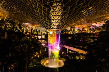 Singapur, 18 Eylül 2019: Jewel Changi Havaalanı. Hsbc Yağmur Girdabı, 40 metre yüksekliğinde dünyanın en yüksek kapalı şelale ve Jewel çekirdeği.