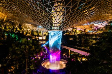 Singapur, 18 Eylül 2019: Jewel Changi Havaalanı. Hsbc Yağmur Girdabı, 40 metre yüksekliğinde dünyanın en yüksek kapalı şelale ve Jewel çekirdeği.