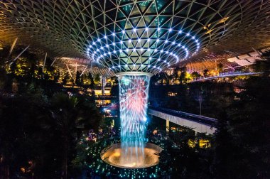 Singapur, 18 Eylül 2019: Jewel Changi Havaalanı. Hsbc Yağmur Girdabı, 40 metre yüksekliğinde dünyanın en yüksek kapalı şelale ve Jewel çekirdeği.