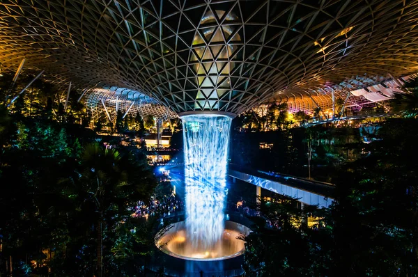 Singapur, 18 Eylül 2019: Jewel Changi Havaalanı. Hsbc Yağmur Girdabı, 40 metre yüksekliğinde dünyanın en yüksek kapalı şelale ve Jewel çekirdeği.