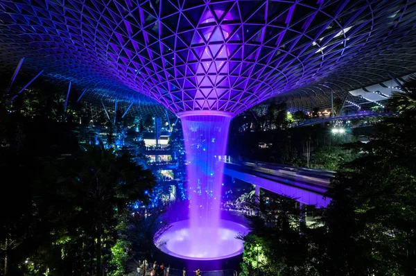 Singapur, 18 Eylül 2019: Jewel Changi Havaalanı. Hsbc Yağmur Girdabı, 40 metre yüksekliğinde dünyanın en yüksek kapalı şelale ve Jewel çekirdeği.