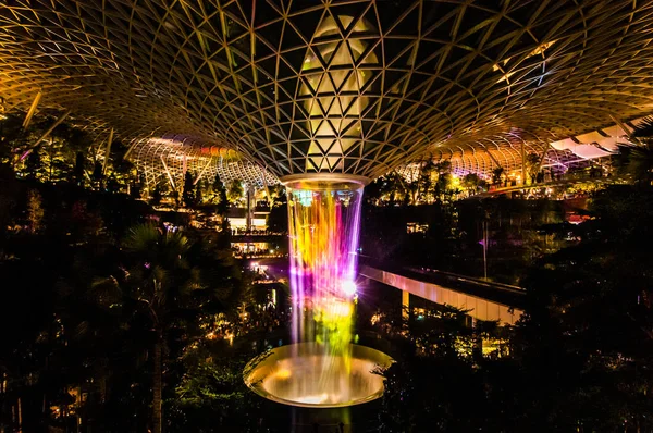 Singapur, 18 Eylül 2019: Jewel Changi Havaalanı. Hsbc Yağmur Girdabı, 40 metre yüksekliğinde dünyanın en yüksek kapalı şelale ve Jewel çekirdeği.