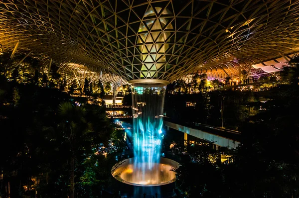 Singapur, 18 Eylül 2019: Jewel Changi Havaalanı. Hsbc Yağmur Girdabı, 40 metre yüksekliğinde dünyanın en yüksek kapalı şelale ve Jewel çekirdeği.