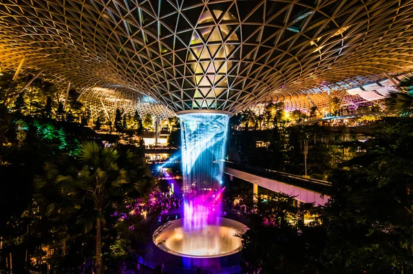 新加坡 2019年9月18日 宝石樟宜机场 Hsbc 世界上最高的室内瀑布 是宝石的核心 图库照片