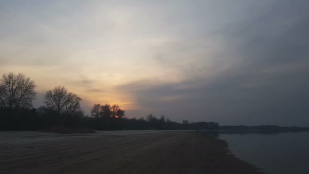 Sunset Bulvarında Nehir Kıyısında Kırmızı Güneş Sahilde Ufuk Ötesine Gider — Stok video