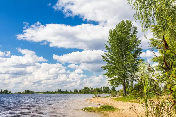 Schöne Sommerliche Flusslandschaft Mit Schönen Wolken Himmel — Stockfoto
