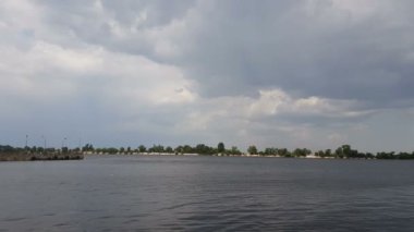 Cityscape ve bulutlu gökyüzü ve nehir manzarası. Güneş, mavi gökyüzü. Gizemli bulutlar çok düşük Nehri üzerinde uçan.