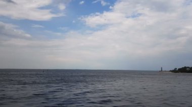 Cityscape ve bulutlu gökyüzü ve nehir manzarası. Güneş, mavi gökyüzü. Gizemli bulutlar çok düşük Nehri üzerinde uçan.