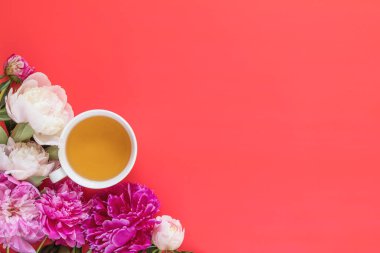 Çay pembe kırmızı zemin üzerine beyaz ve pembe peonies çiçek buketi ile