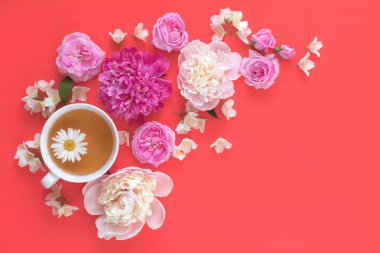 Beyaz ve pembe peonies, Yasemin, daisy ve pembe güller çiçek buketi pembe kırmızı zemin üzerine çay