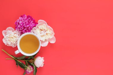 Çay pembe kırmızı zemin üzerine beyaz ve pembe peonies çiçek buketi ile